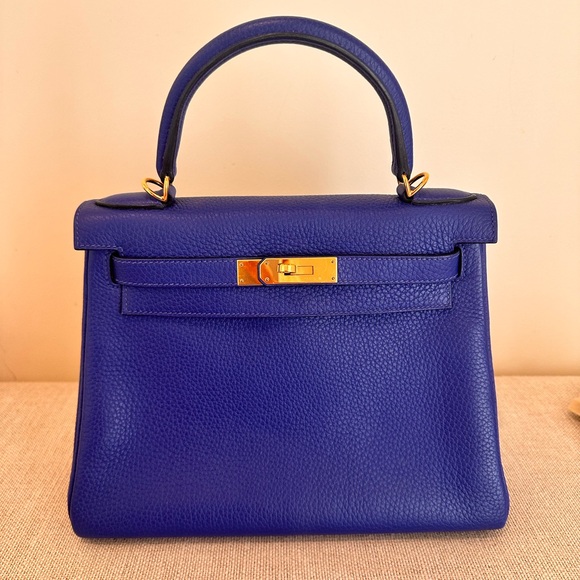 Hermes Kelly 28 in Bleu Electrique and gold hardware. Togo Leather. - Picture 2 of 3